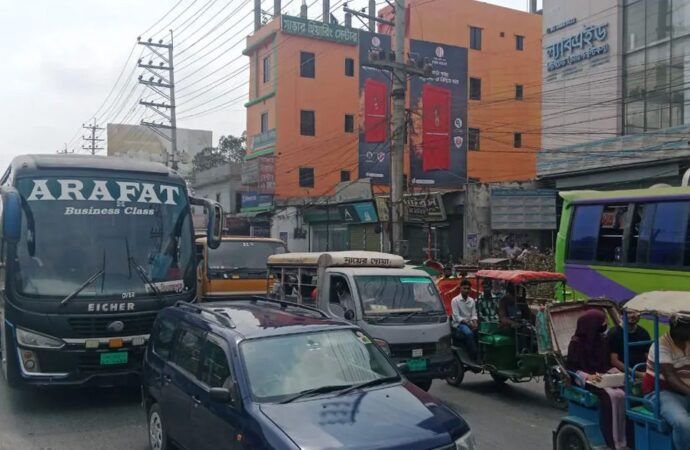 ঈদ যাত্রায় ঘরমুখো মানুষের ঢল, সাভারে তিন সড়কে গণপরিবহনের ধীরগতি