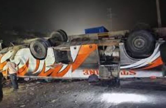 কুমিল্লায় বাস উল্টে আহত ১০, দুজনের অবস্থা গুরুতর