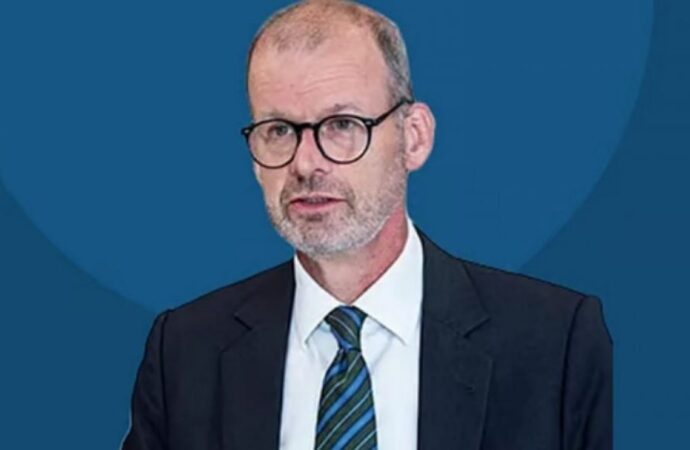 বাংলাদেশের তরুণদের অর্ধেকই বেকার: বিশ্বব্যাংকের সতর্কতা