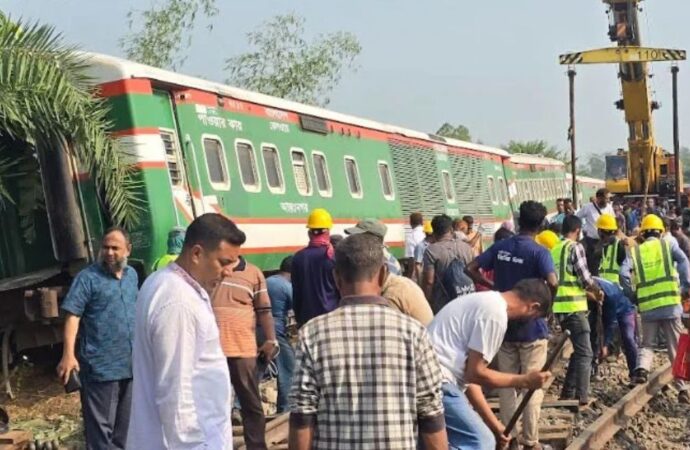 নীলসাগর এক্সপ্রেস লাইনচ্যুত: ২২ ঘণ্টা পর ট্রেন চলাচল স্বাভাবিক