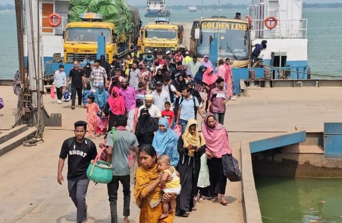 চাপ বাড়লেও নেই ভোগান্তি, ঈদে নাড়ির টানে বাড়ি ফিরছে মানুষ