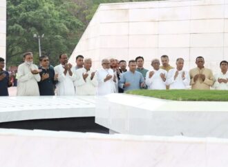 ঈদুল ফিতরের দিন মা-বাবার কবর জিয়ারত করলেন প্রধানমন্ত্রী