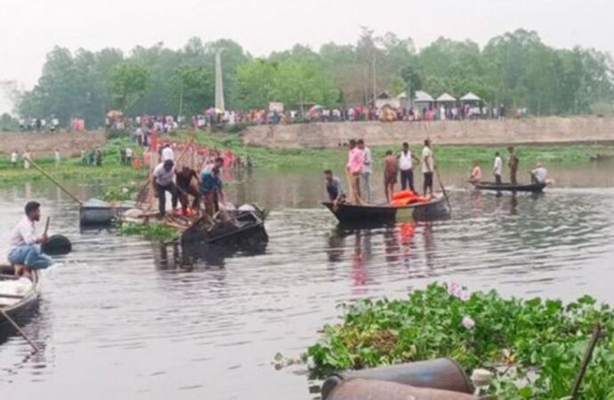 জামালপুরে ঈদের আনন্দ বিষাদে রূপ, ভাসমান সেতু উল্টে ভাইবোনসহ ৪ জনের মৃত্যু