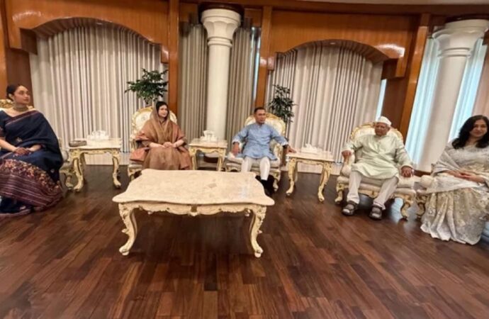 যমুনায় প্রধানমন্ত্রীর সঙ্গে ঈদ শুভেচ্ছা বিনিময় করলেন ড. ইউনূস