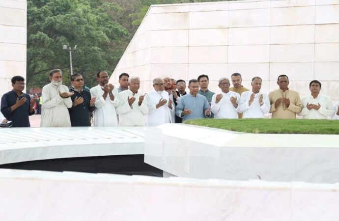 ঈদুল ফিতরের দিন মা-বাবার কবর জিয়ারত করলেন প্রধানমন্ত্রী