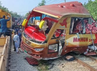 কুমিল্লায় ট্রেন-বাস সংঘর্ষ: নিহত ১২ জনের মধ্যে যশোরের পাঁচজন
