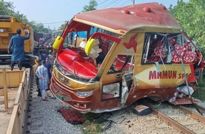কুমিল্লায় ট্রেন-বাস সংঘর্ষ: নিহত ১২ জনের মধ্যে যশোরের পাঁচজন