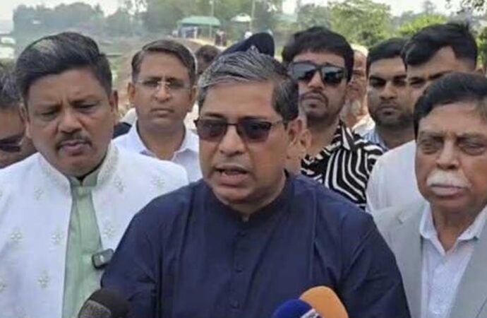 উদ্বোধনের আগেই ধসে পড়ল সড়ক, পরিচালক-প্রকৌশলীকে বরখাস্ত করল প্রতিমন্ত্রী