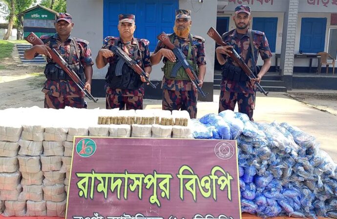 চাঁপাইনবাবগঞ্জ সীমান্তে বিপুল পরিমাণ ভারতীয় বিড়ি ও কারেন্ট জাল আটক করল বিজিবি