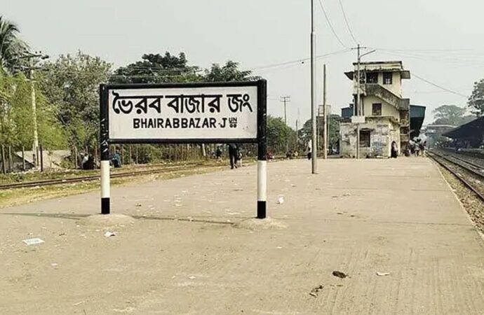 ভৈরবে ট্রেনে কাটা পড়ে দুজনের মৃত্যু