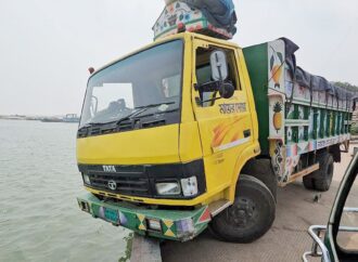 অল্পের জন্য রক্ষা পেল তরমুজ বোঝাই ট্রাক, প্রাণে বাঁচলেন চালকসহ ৩ জন