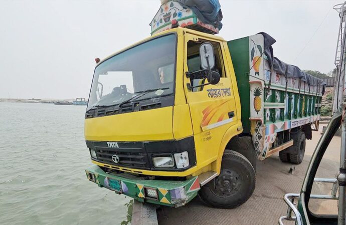 অল্পের জন্য রক্ষা পেল তরমুজ বোঝাই ট্রাক, প্রাণে বাঁচলেন চালকসহ ৩ জন