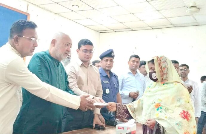 দৌলতপুরের দুই শতাধিক রোগী পেল প্রধানমন্ত্রীর ত্রাণ তহবিলের ১০ লাখ টাকা