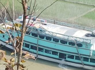 লঞ্চের তলা ছিদ্র, বড় ধরনের দুর্ঘটনা থেকে রক্ষা পেয়েছেন দুই শতাধিক যাত্রী