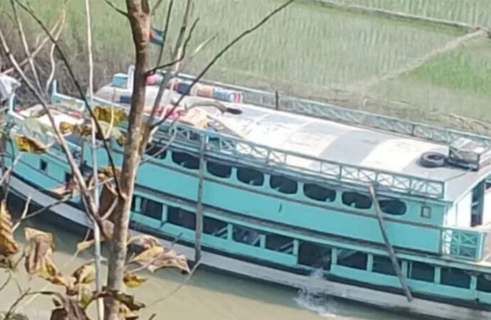 লঞ্চের তলা ছিদ্র, বড় ধরনের দুর্ঘটনা থেকে রক্ষা পেয়েছেন দুই শতাধিক যাত্রী