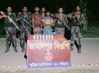 কুষ্টিয়া সীমান্তে দুই চোরাকারবারি আটক, ভারতীয় মদ জব্দ