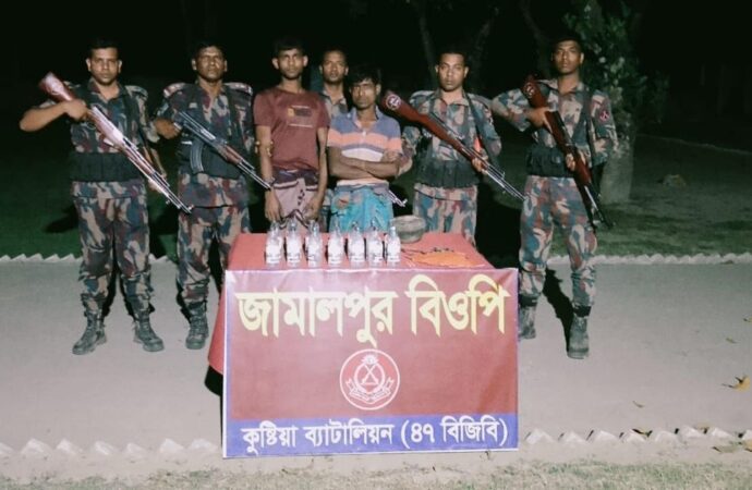 কুষ্টিয়া সীমান্তে দুই চোরাকারবারি আটক, ভারতীয় মদ জব্দ