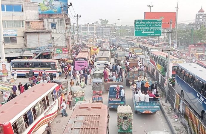 কর্মস্থলে ফেরা মানুষের ঢল, বাসে উপচেপড়া ভিড়