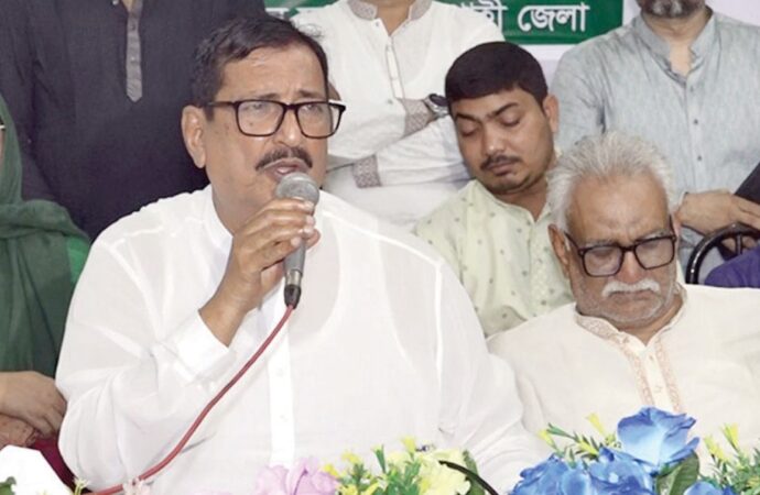 হাসিনার আমলের হেলমেট বাহিনীই এখনকার গুপ্ত বাহিনী: ভূমিমন্ত্রী