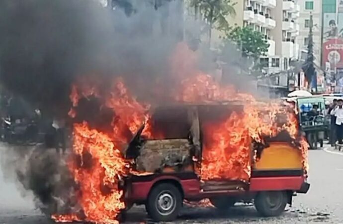 খুলনায় চলন্ত অ্যাম্বুলেন্সে আগুন