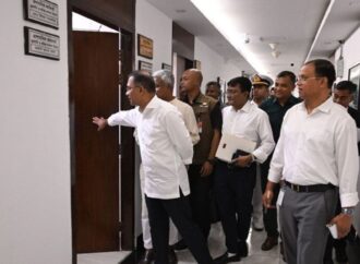 সচিবালয়ের বিভিন্ন মন্ত্রণালয়ে প্রধানমন্ত্রীর আকস্মিক পরিদর্শন