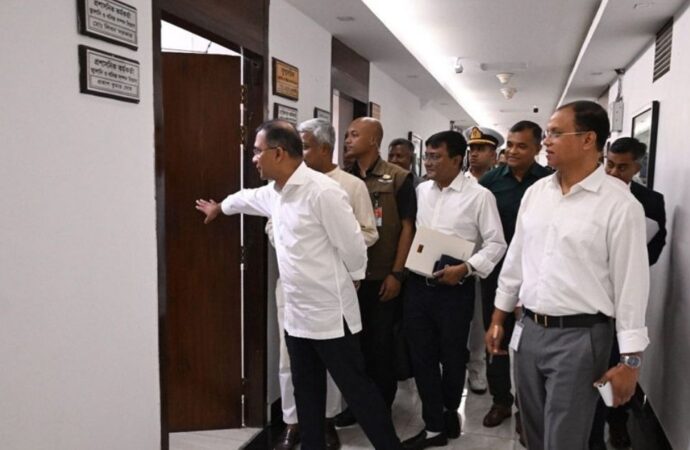 সচিবালয়ের বিভিন্ন মন্ত্রণালয়ে প্রধানমন্ত্রীর আকস্মিক পরিদর্শন