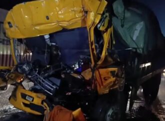 ঢাকা-চট্টগ্রাম মহাসড়কে কাভার্ডভ্যানের পেছনে ট্রাকের ধাক্কা, চালক নিহত