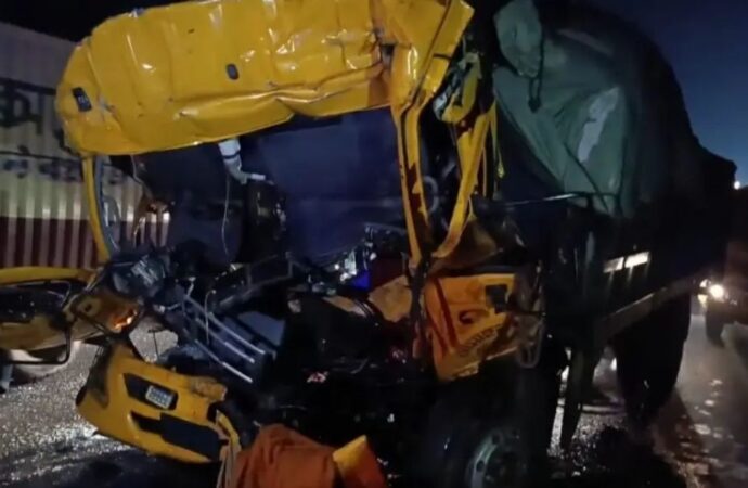 ঢাকা-চট্টগ্রাম মহাসড়কে কাভার্ডভ্যানের পেছনে ট্রাকের ধাক্কা, চালক নিহত