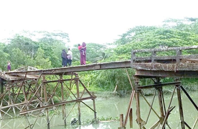১২ বছর ভাঙা সেতু, ঝুঁকি নিয়ে চলাচল ৪০ হাজার মানুষের