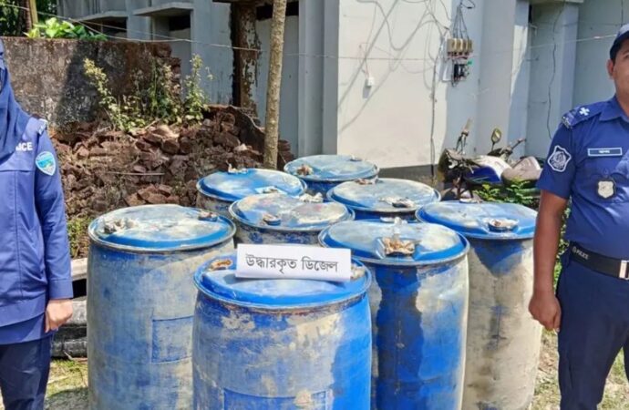 লক্ষ্মীপুরে খালে মিলল ড্রামভর্তি ১৩৬০ লিটার ডিজেল