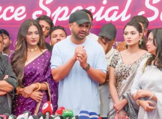 ‘প্রিন্স’ সিনেমার অসম্পূর্ণতা নিয়ে দর্শকদের কাছে শাকিব খানের প্রকাশ্যে ক্ষমা
প্রার্থনা