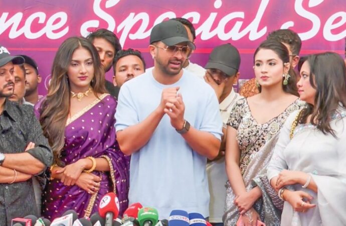 ‘প্রিন্স’ সিনেমার অসম্পূর্ণতা নিয়ে দর্শকদের কাছে শাকিব খানের প্রকাশ্যে ক্ষমা
প্রার্থনা