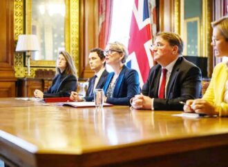 হরমুজ প্রণালির অচলাবস্থা কাটাতে যুক্তরাজ্যের নেতৃত্বে ৪০ দেশের জোট