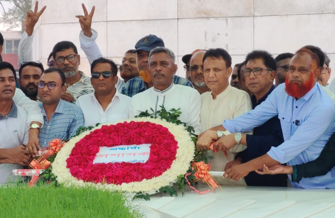 শহীদ রাষ্ট্রপতি জিয়াউর রহমান ও খালেদা জিয়ার সমাধিতে ফরিদপুর জেলা পরিষদ প্রশাসকের
শ্রদ্ধা নিবেদন