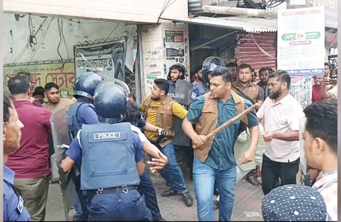 লক্ষ্মীপুরে বৈষম্যবিরোধী ও পুলিশের সংঘর্ষে ওসিসহ আহত ১০