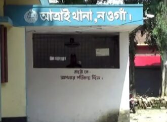 নামার সময় ট্রেনের নিচে পড়ে পুলিশ সদস্যের দুই পা বিচ্ছিন্ন
