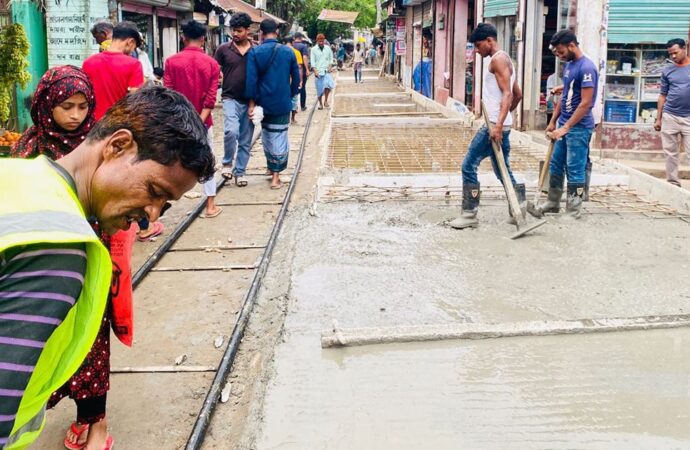 রামগতিতে রাস্তার আরসিসি ঢালাইয়ে অনিয়মের অভিযোগ