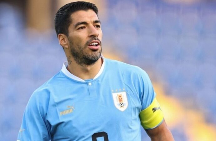 বিশ্বকাপে খেলতে অবসর ভেঙে উরুগুয়ে দলে ফেরার ইঙ্গিত সুয়ারেজের