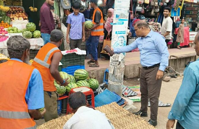 ফুটপাত দখলমুক্ত করতে শ্রীমঙ্গল পৌরসভার অভিযান