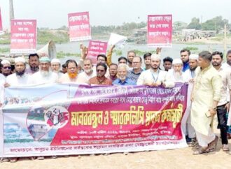 সিরাজদিখানে সেতুর কাজ দ্রুত শেষ করার দাবিতে মানববন্ধন