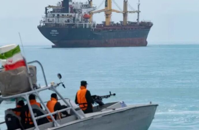 হরমুজ প্রণালি সম্পূর্ণ ইরানের নিয়ন্ত্রণে