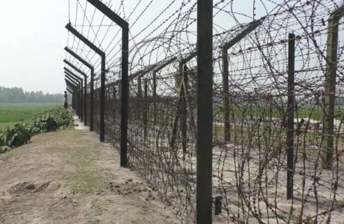 কুড়িগ্রাম সীমান্তে ২ বাংলাদেশীকে আটক করেছে বিএসএফ