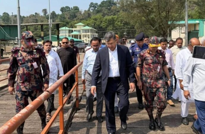 টেকনাফ স্থলবন্দর পরিদর্শনে স্বরাষ্ট্রমন্ত্রী