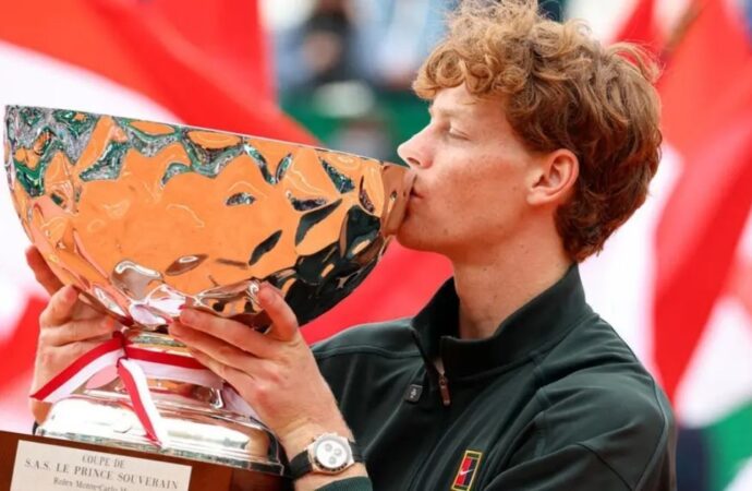 আলকারাজকে হারিয়ে টেনিসের রাজসিংহাসন পুনরুদ্ধার করলেন ইয়ানিক সিনার