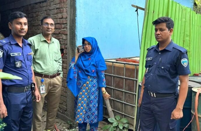 সেনবাগে ব্যবসায়ীর বাড়িতে মজুদ করা ৫৫০০ লিটার তেল জব্দ: ৫০ হাজার টাকা জরিমানা