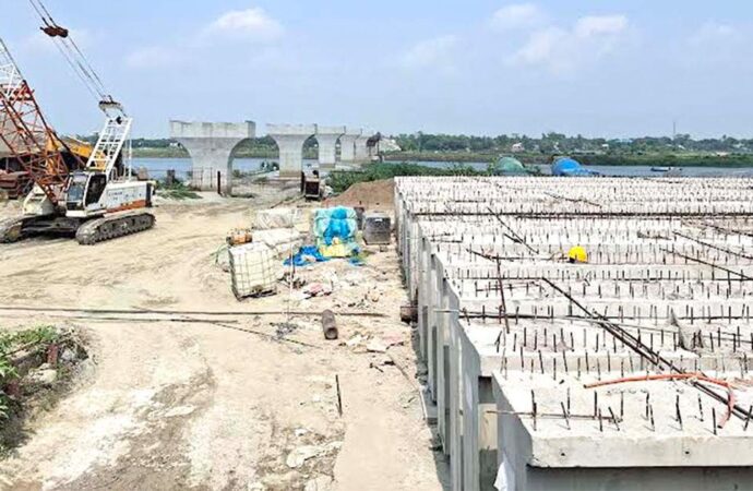 গজারিয়ায় চাঁদার দাবিতে বন্ধ সেতু নির্মাণ কাজ, আতঙ্কে শ্রমিকরা
