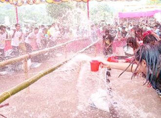 চিংম্রং বৌদ্ধবিহারে সাংগ্রাই জল উৎসব, আনন্দে মাতোয়ারা হাজারো দর্শক