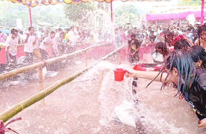 চিংম্রং বৌদ্ধবিহারে সাংগ্রাই জল উৎসব, আনন্দে মাতোয়ারা হাজারো দর্শক