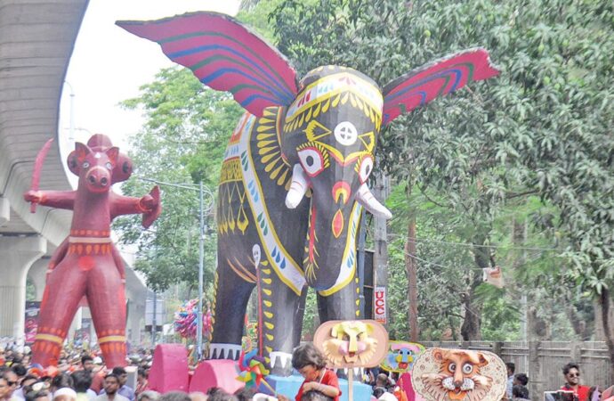 বর্ণাঢ্য আয়োজনে বর্ষবরণ