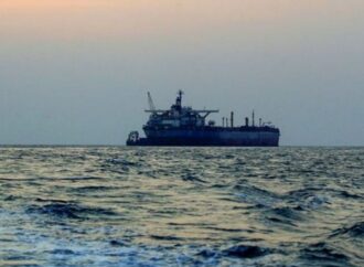 মার্কিন অবরোধের মধ্যেই হরমুজ পার হলো ইরানি জাহাজ